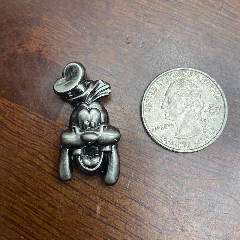 Disney Goofy Pewter Lapel Pin Brooch Mickey Mouse and Friends￼